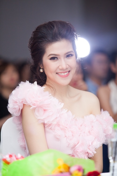 Giải trí - Siêu mẫu Thu Hằng gợi cảm khoe dáng đồng hồ cát (Hình 3).