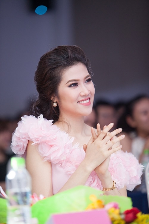 Giải trí - Siêu mẫu Thu Hằng gợi cảm khoe dáng đồng hồ cát (Hình 4).