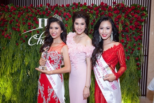 Giải trí - Siêu mẫu Thu Hằng gợi cảm khoe dáng đồng hồ cát (Hình 5).