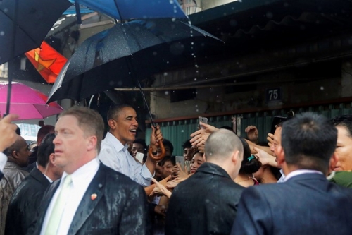 Xã hội - Tổng thống Obama đội mưa đi thăm người dân Mễ Trì - Hà Nội (Hình 2).