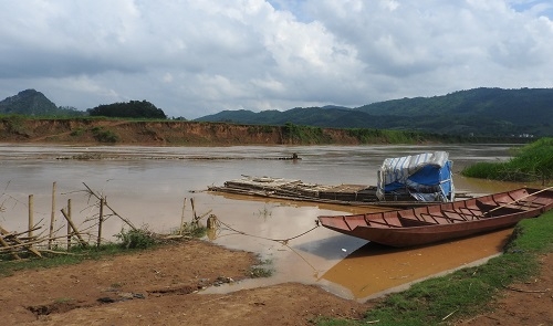 Xã hội - Mưa lớn, nước lũ tràn về, nhiều cầu tạm trên sông Bưởi bị cuốn trôi