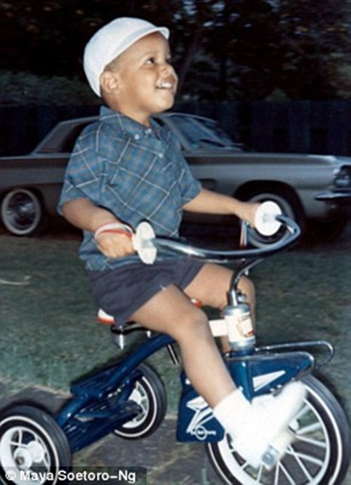 Giải trí - Những khung hình tuổi thơ đáng yêu của Tổng thống Barack Obama (Hình 2).