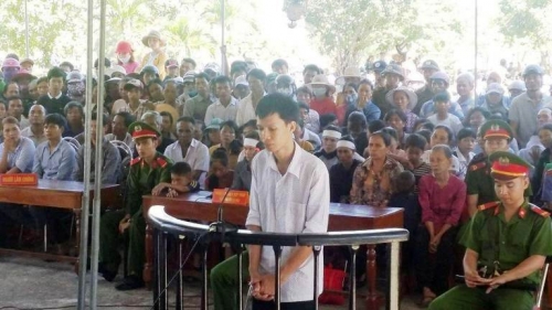 Pháp luật - Kẻ ‘bị cắm sừng’ giết vợ và tình địch khóc trước khi nhận án tử