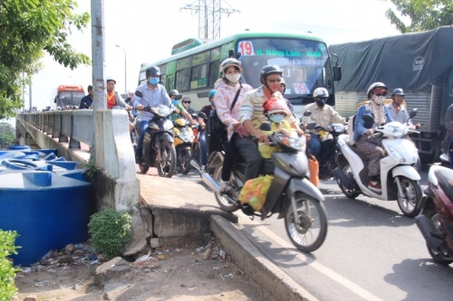 Xã hội - Sốc khi hàng nghìn người 'chôn chân' tại bến xe miền Đông (Hình 2).