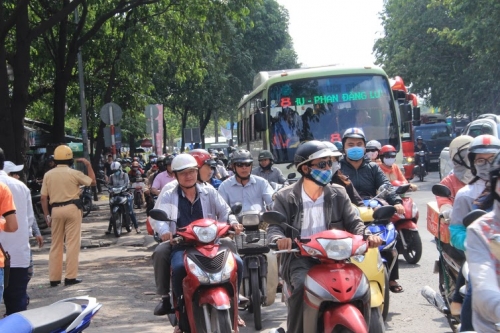 Xã hội - Sốc khi hàng nghìn người 'chôn chân' tại bến xe miền Đông (Hình 4).