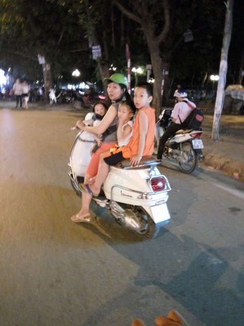 Pháp luật - Phụ huynh Hà thành đầu trần kẹp 3-4 cho con đi chơi tối 1/6