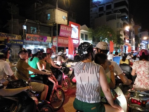 Pháp luật - Phụ huynh Hà thành đầu trần kẹp 3-4 cho con đi chơi tối 1/6 (Hình 2).