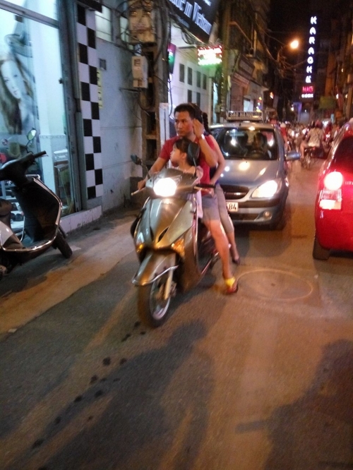 Pháp luật - Phụ huynh Hà thành đầu trần kẹp 3-4 cho con đi chơi tối 1/6 (Hình 3).