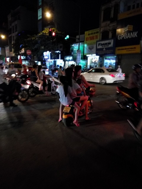 Pháp luật - Phụ huynh Hà thành đầu trần kẹp 3-4 cho con đi chơi tối 1/6 (Hình 5).