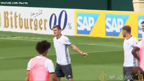 Thể thao - Video: Toni Kroos hài hước diễn lại y chang điệu ăn mừng của Ronaldo