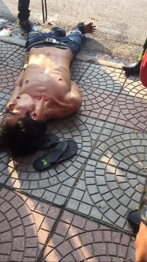 Pháp luật - Hà Nội: Thanh niên vừa chạy vừa nhảy, đầu lắc lắc, lè lưỡi hù dọa