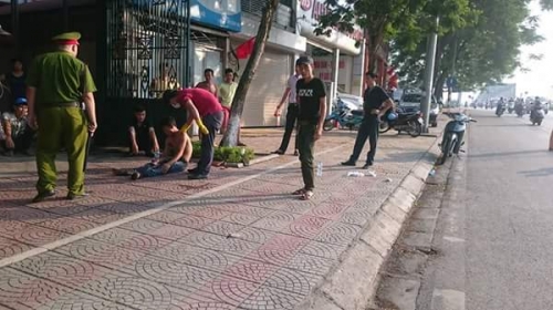 Pháp luật - Hà Nội: Thanh niên vừa chạy vừa nhảy, đầu lắc lắc, lè lưỡi hù dọa (Hình 2).