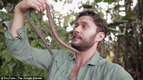 Công nghệ - Clip: Phát hiện giun đất khổng lồ dài tương đương một đứa trẻ 7 tuổi