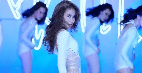 Giải trí - Mỹ nhân nào ‘lắc hông’ 'thần thánh' nhất làng nhạc Việt? (Hình 3).