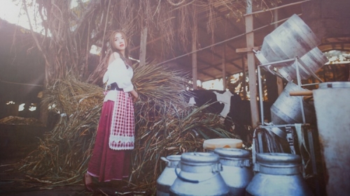 Giải tr&iacute; - Elly Trần g&acirc;y sốt bằng bộ ảnh h&oacute;a Lọ Lem tại trang trại b&ograve; (H&igrave;nh 3).