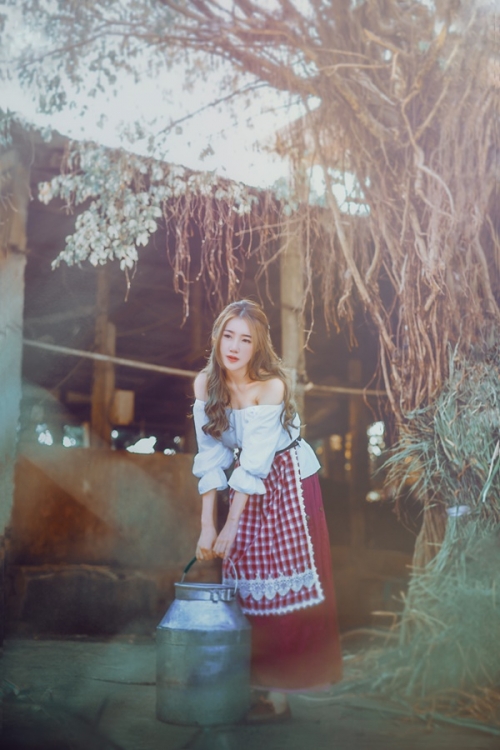 Giải tr&iacute; - Elly Trần g&acirc;y sốt bằng bộ ảnh h&oacute;a Lọ Lem tại trang trại b&ograve; (H&igrave;nh 6).