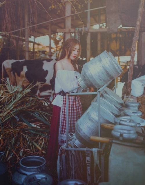 Giải tr&iacute; - Elly Trần g&acirc;y sốt bằng bộ ảnh h&oacute;a Lọ Lem tại trang trại b&ograve; (H&igrave;nh 7).