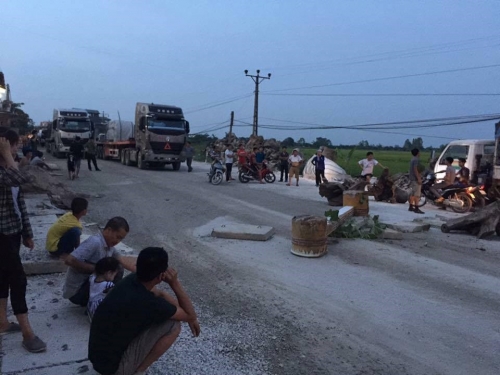 Xã hội - Hải Dương: Dân lại lập rào chặn xe tải vì bị bụi 'tấn công' ngày đêm