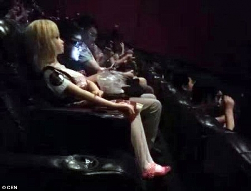 Giải trí - Nam thanh niên đi xem phim cùng búp bê tình dục gây sốc (Hình 2).