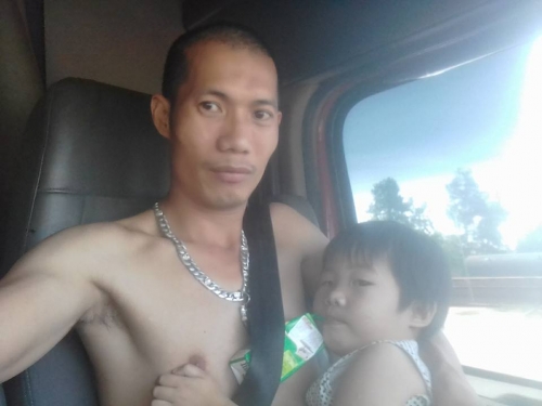 Đời sống - Trải lòng xúc động của ông bố trẻ lái xe đầu kéo cho con 'bú'