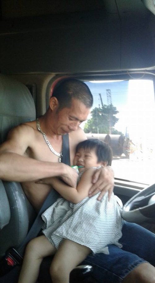 Đời sống - Trải lòng xúc động của ông bố trẻ lái xe đầu kéo cho con 'bú' (Hình 3).