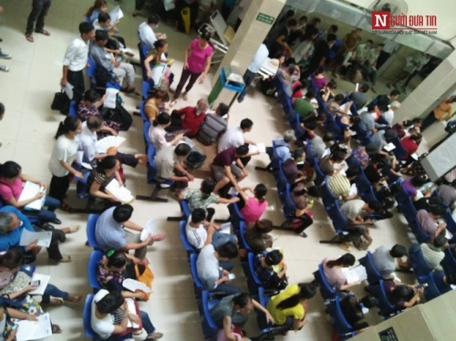 Đời sống - Bệnh nhân nhễ nhại mồ hôi, vạ vật chờ khám giữa trời nắng chói chang (Hình 2).