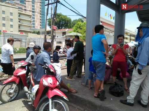 Đời sống - Bệnh nhân nhễ nhại mồ hôi, vạ vật chờ khám giữa trời nắng chói chang (Hình 3).