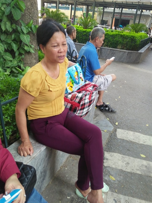 Đời sống - Bệnh nhân nhễ nhại mồ hôi, vạ vật chờ khám giữa trời nắng chói chang (Hình 4).