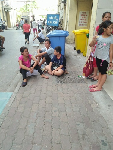 Đời sống - Bệnh nhân nhễ nhại mồ hôi, vạ vật chờ khám giữa trời nắng chói chang (Hình 6).