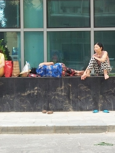 Đời sống - Bệnh nhân nhễ nhại mồ hôi, vạ vật chờ khám giữa trời nắng chói chang (Hình 7).