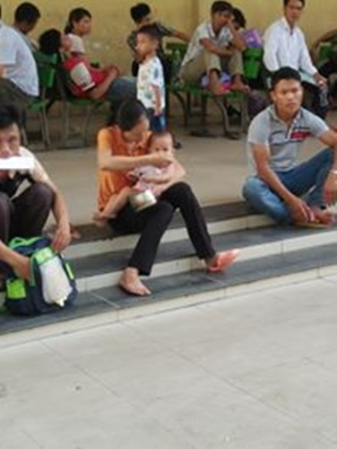 Đời sống - Bệnh nhân nhễ nhại mồ hôi, vạ vật chờ khám giữa trời nắng chói chang (Hình 8).