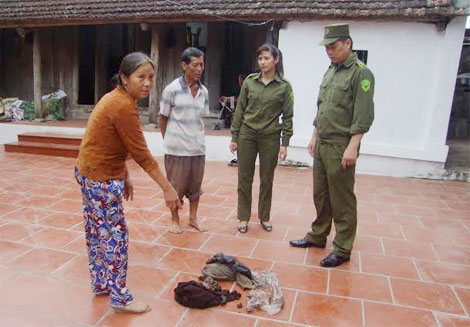 Pháp luật - Bộ ba 9X ném chất bẩn 'khủng bố' gia đình 'con nợ'