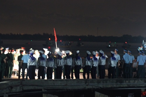 Pháp luật - Xúc động phút đón thi thể phi công Trần Quang Khải vào đất liền (Hình 2).