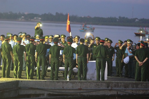Pháp luật - Xúc động phút đón thi thể phi công Trần Quang Khải vào đất liền (Hình 3).