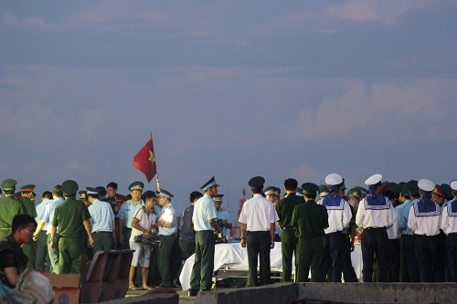 Pháp luật - Xúc động phút đón thi thể phi công Trần Quang Khải vào đất liền (Hình 6).