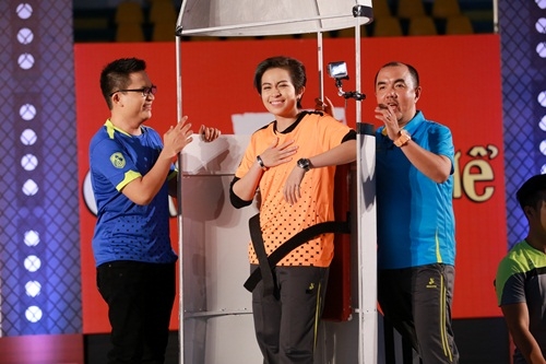 Giải trí - Gil Lê liên tục bị hành hạ tơi tả trong gameshow (Hình 3).