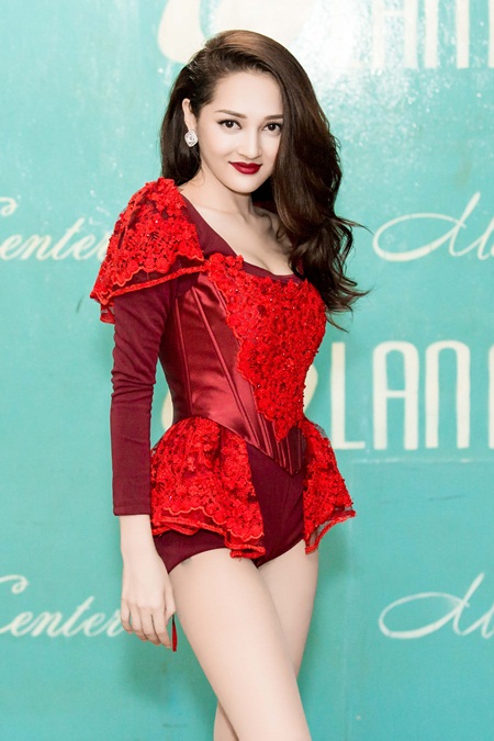 Giải trí - Bảo Anh thu hút đám đông với điệu nhảy sexy hết cỡ (Hình 2).
