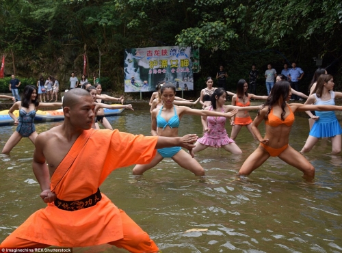 Xã hội - Nữ sinh mặc bikini luyện võ với bậc thầy kung fu tìm việc như ý (Hình 3).