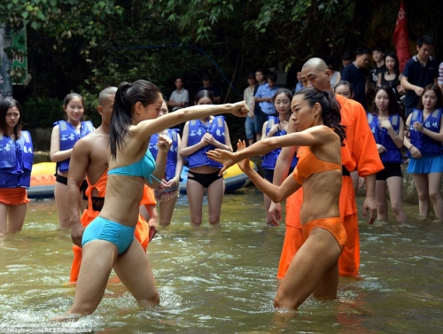 Xã hội - Nữ sinh mặc bikini luyện võ với bậc thầy kung fu tìm việc như ý (Hình 4).