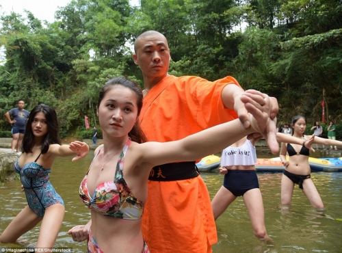 Xã hội - Nữ sinh mặc bikini luyện võ với bậc thầy kung fu tìm việc như ý (Hình 5).