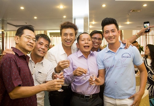 Giải trí - Nguyễn Phi Hùng sáng tác, làm video tặng phi công Trần Quang Khải (Hình 2).