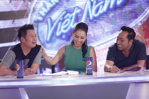 Giải trí - Vietnam Idol tập 5:Quán quân Học viện Ngôi sao khóc khi nhận vé vàng