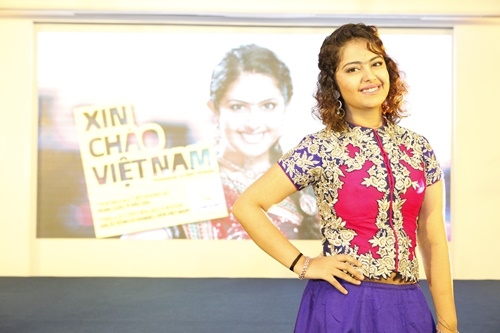 Giải tr&iacute; - 'C&ocirc; d&acirc;u 8 tuổi' Avika Gor rạng rỡ dạy fan Việt m&uacute;a bụng (H&igrave;nh 3).