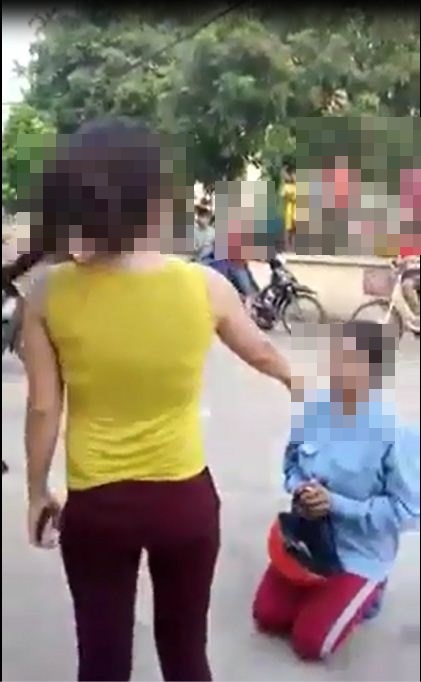 Ph&aacute;p luật - Vụ bắt cởi quần &aacute;o, quỳ lạy giữa đường: C&ocirc;ng an l&agrave;m r&otilde; uẩn t&igrave;nh