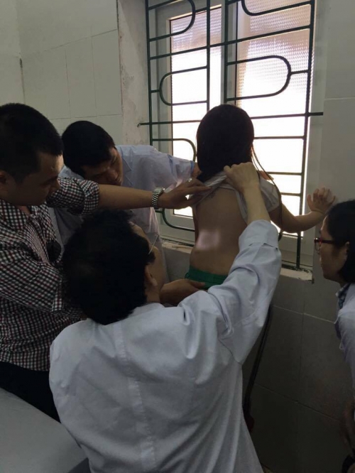 Xã hội - Tấm lòng của vị bác sĩ xa quê với dân nghèo phố núi (Hình 2).