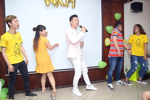 Giải trí - Ngô Kiến Huy - Khổng Tú Quỳnh diện đồ ton-sur-ton mừng sinh nhật (Hình 4).