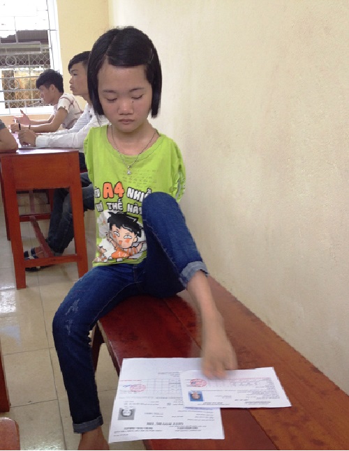 Xã hội - Viết chữ bằng chân, thí sinh không tay ấp ủ ước mơ làm cô giáo