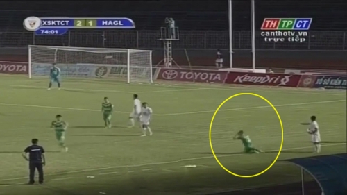 Thể thao - Ph&igrave; cười với pha ăn vạ trơ trẽn của cầu thủ Cần Thơ trước HAGL