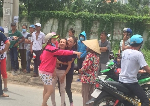Xã hội - Vợ đau đớn, gào khóc thảm thiết bên cạnh thi thể chồng bị tai nạn (Hình 2).