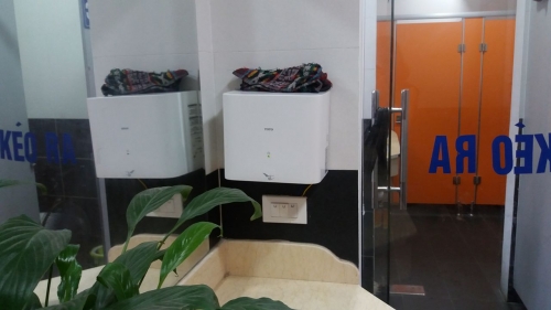 Pháp luật - Hình ảnh khó tin trong nhà vệ sinh công cộng 'VIP' lắp điều hòa ở HN (Hình 2).
